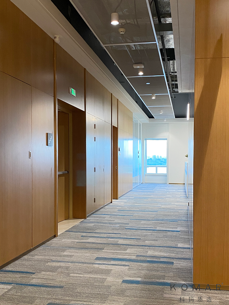 办公区走道_到顶胡桃木墙板3.png