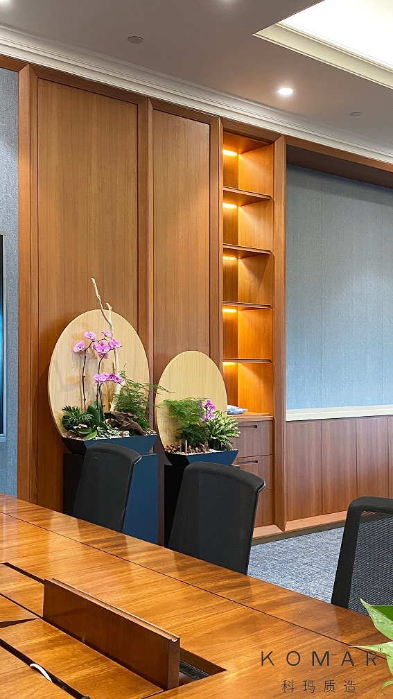 总裁办公室_定制直纹胡桃木装饰柜.png